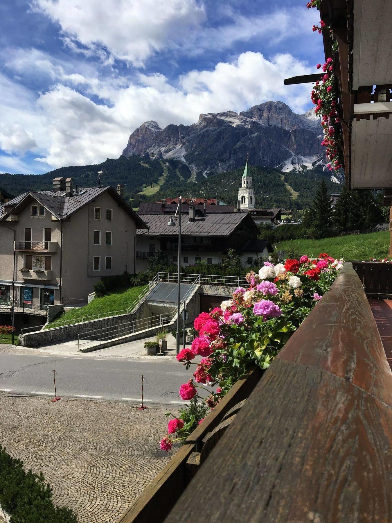 Meuble Villa Neve Cortina dʼAmpezzo Exterior foto
